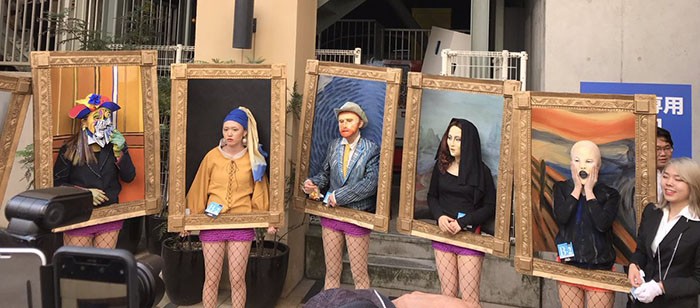 Seçilmiş sanat eserleri Pablo Picasso’nun, Ağlayan Kadın, Johannes Vermeer'in İnci Küpeli Kız, Vincent van Gogh’un kendi portresi, Leonardo da Vinci’nin Mona Lisa’sı, Edvard Munch’ın Çığlığı