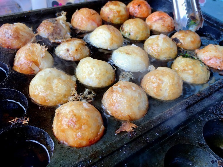 Japonya sokaklarında sıkça rastlanan bir lezzet, Takoyaki.