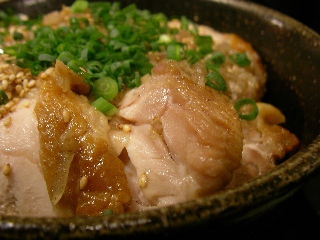 Bir çok malzemeden oluşabilen enfes kase, Donburi.