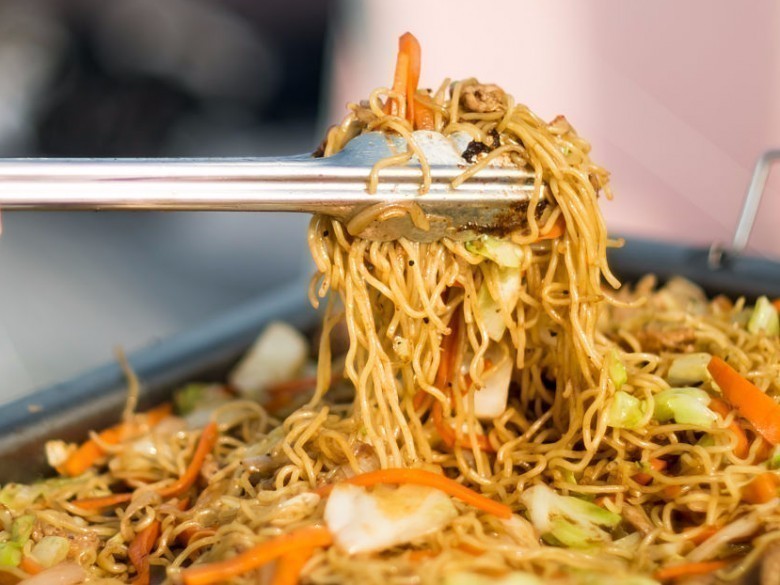 Domuz eti ve sebzeden oluşan, Yakisoba.