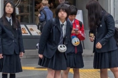 Japonya’daki Bir Okul LGBT+ Öğrencilerini Desteklemek İçin Akışkan Cinsiyetli Üniformalar Yaptı